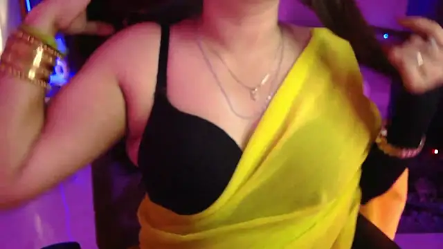 Snapshot of Mitikaa chatting on October 15, 2025, 2:14 pm Mitikaa online show from October 15, 2025, 2:14 pm