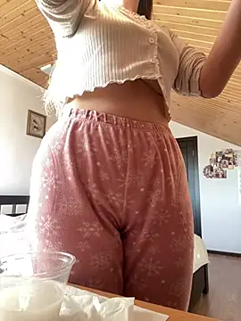 Snapshot of mewKate chatting on March 21, 2025, 3:35 pm mewKate online show from March 21, 2025, 3:35 pm