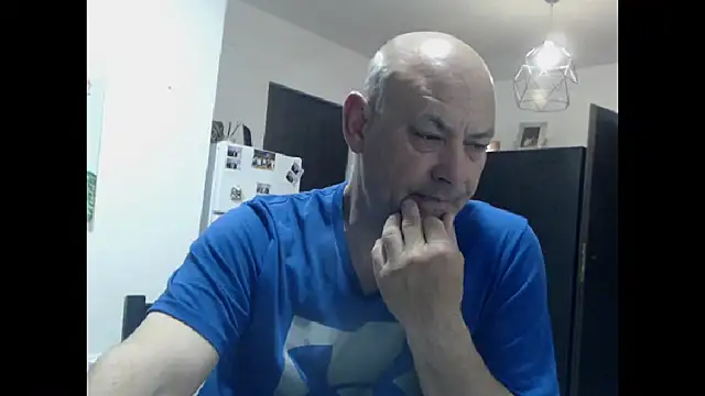 adryanyou46 online show from April 23, 2026, 7:04 pm