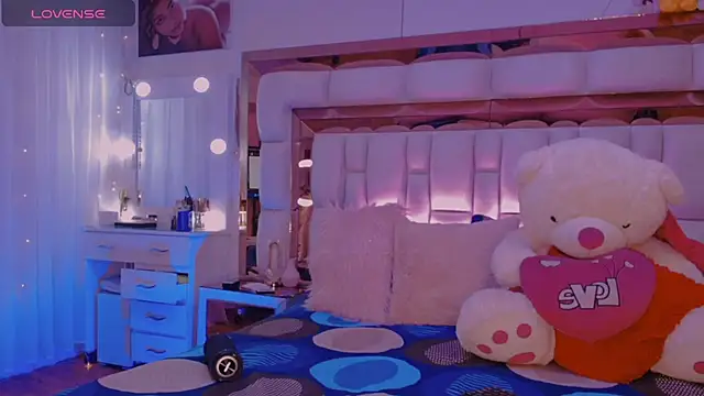 Snapshot of Aliana_Ross chatting on November 14, 2025, 7:34 am Aliana Ross online show from November 14, 2025, 7:34 am