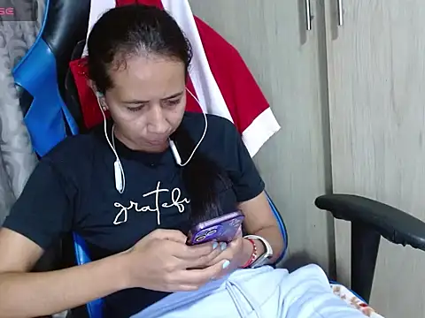 Snapshot of Danielagomez33 chatting on April 16, 2026, 12:22 am Danielagomez33 online show from April 16, 2026, 12:22 am