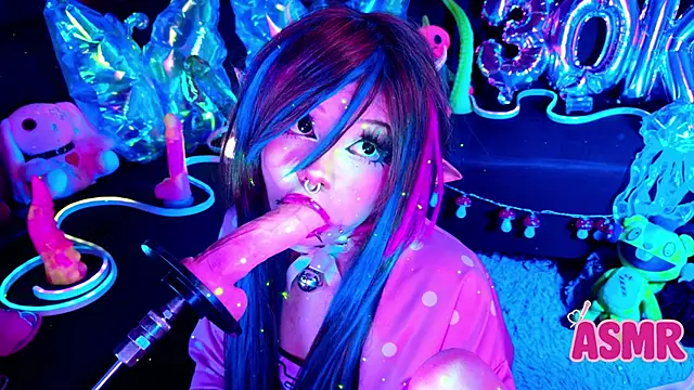 LaytonBox online show from November 14, 2025, 1:15 pm