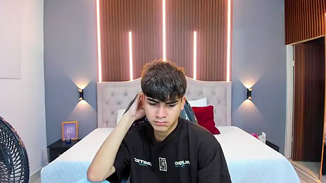 Tommy18   online show from October 16, 2025, 3:26 am