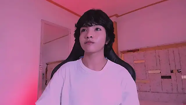 AllanYong18 online show from March 13, 2025, 1:07 pm