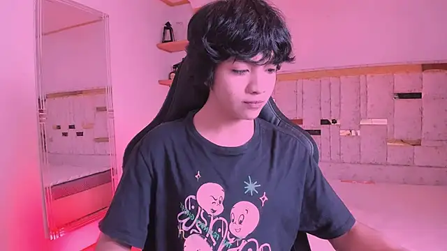 AllanYong18 online show from March 15, 2025, 4:13 am