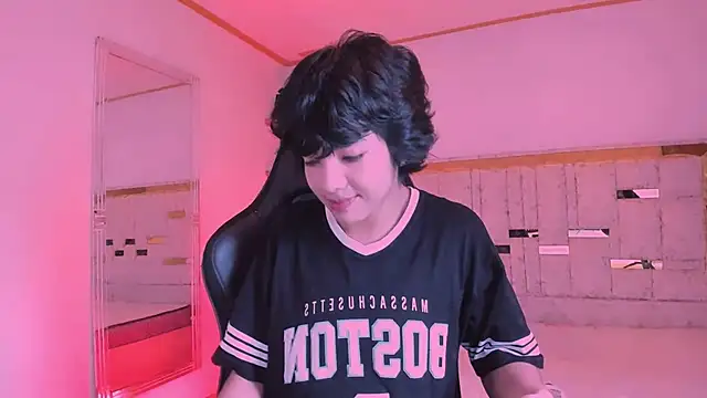 AllanYong18 online show from March 11, 2025, 7:14 am