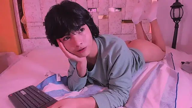 AllanYong18 online show from March 19, 2025, 8:34 am