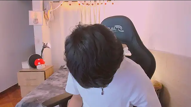 Snapshot of AllanYong18 chatting on April 5, 2026, 11:28 am AllanYong18 online show from April 5, 2026, 11:28 am