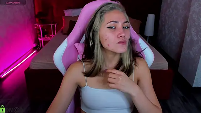 Snapshot of Bellalovesss chatting on October 2, 2025, 7:23 am Bellalovesss online show from October 2, 2025, 7:23 am