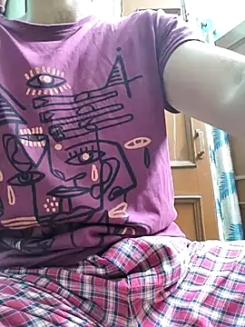 TOPMOON001 online show from October 13, 2025, 6:09 pm