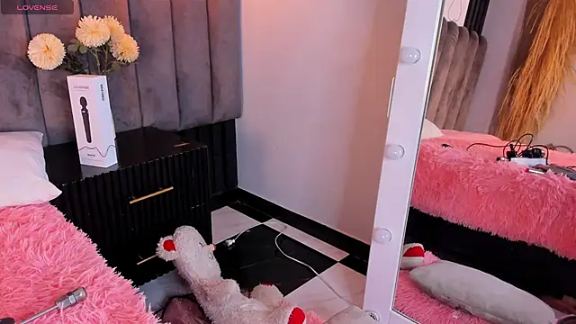 chelsea bolton  online show from October 23, 2025, 1:10 pm