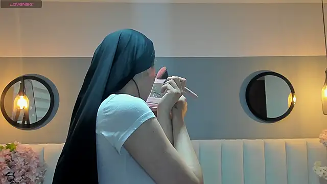 chelsea bolton  online show from March 7, 2026, 12:21 pm