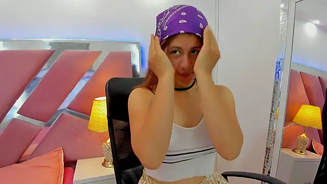 MiaQueen021 online show from November 18, 2025, 1:14 pm