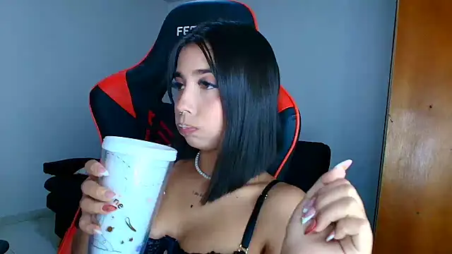 Snapshot of Rousse_violett chatting on February 2, 2026, 9:58 pm Rousse violett online show from February 2, 2026, 9:58 pm