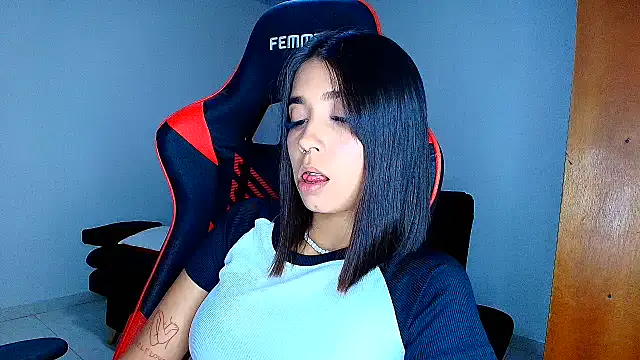 Snapshot of Rousse_violett chatting on February 19, 2026, 10:40 pm Rousse violett online show from February 19, 2026, 10:40 pm