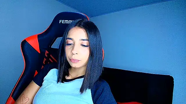 Snapshot of Rousse_violett chatting on June 19, 2026, 12:27 am Rousse violett online show from June 19, 2026, 12:27 am
