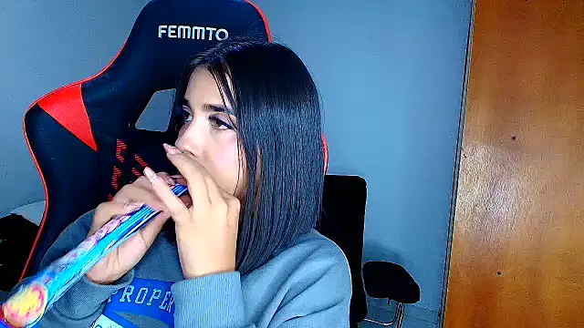 Snapshot of Rousse_violett chatting on February 15, 2026, 12:55 am Rousse violett online show from February 15, 2026, 12:55 am