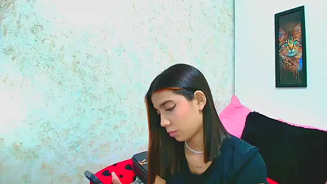 Snapshot of Rousse_violett chatting on March 11, 2025, 11:15 pm Rousse violett online show from March 11, 2025, 11:15 pm