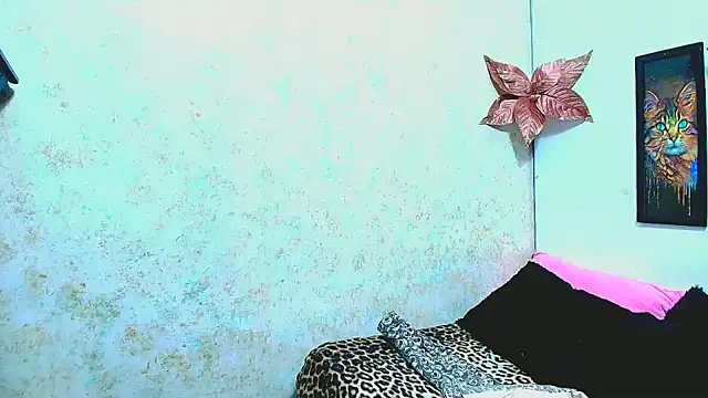 Snapshot of Rousse_violett chatting on February 5, 2025, 7:53 pm Rousse violett online show from February 5, 2025, 7:53 pm