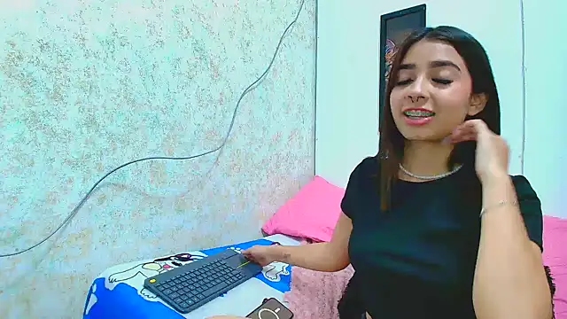 Snapshot of Rousse_violett chatting on March 22, 2025, 11:31 pm Rousse violett online show from March 22, 2025, 11:31 pm