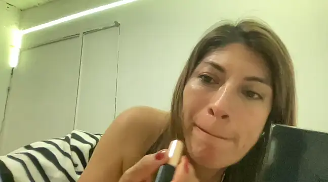 Snapshot of LunaBeya chatting on March 19, 2025, 1:43 am LunaBeya online show from March 19, 2025, 1:43 am