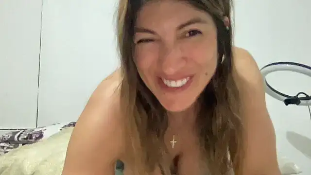 Snapshot of LunaBeya chatting on September 18, 2025, 12:30 pm LunaBeya online show from September 18, 2025, 12:30 pm