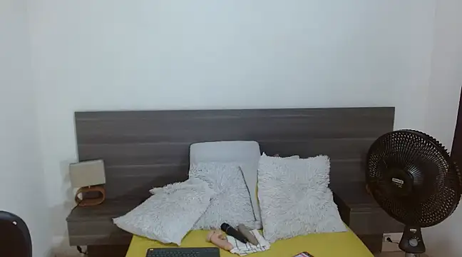 RAICHELLCOOPER1 online show from February 26, 2025, 10:47 pm