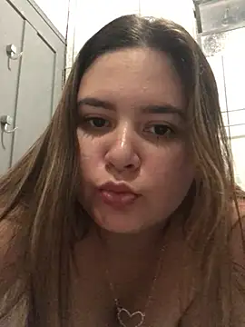 julinha2311 online show from February 19, 2025, 2:33 am