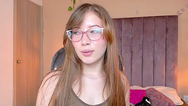 Snapshot of Dahlia_Rousse chatting on May 23, 2026, 4:44 am Dahlia Rousse online show from May 23, 2026, 4:44 am