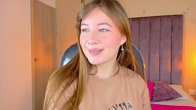 Snapshot of Dahlia_Rousse chatting on April 16, 2026, 12:11 am Dahlia Rousse online show from April 16, 2026, 12:11 am