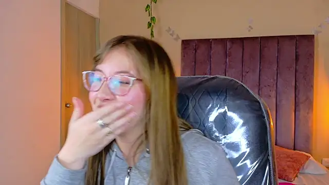 Snapshot of Dahlia_Rousse chatting on April 10, 2026, 5:58 am Dahlia Rousse online show from April 10, 2026, 5:58 am