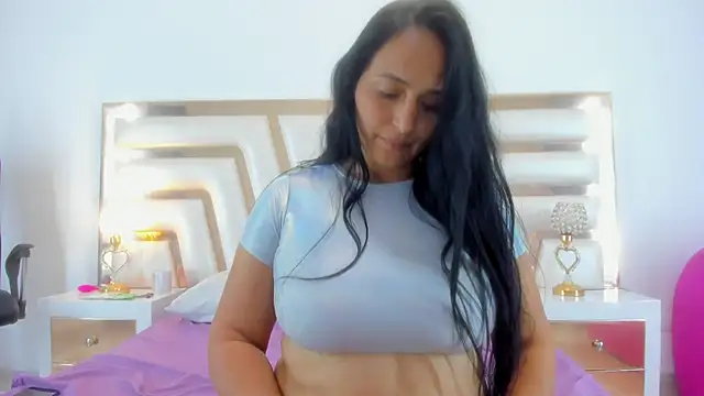 Snapshot of LucineArias chatting on February 11, 2025, 11:01 pm LucineArias online show from February 11, 2025, 11:01 pm