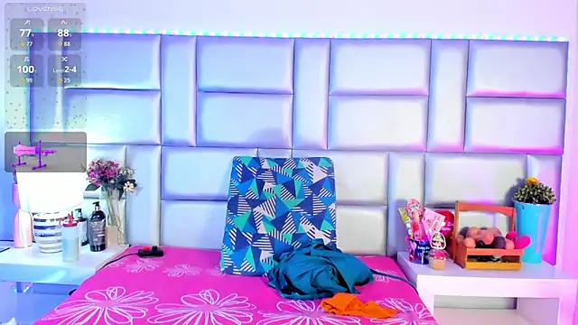 LovelyNickii online show from May 11, 2026, 4:04 pm