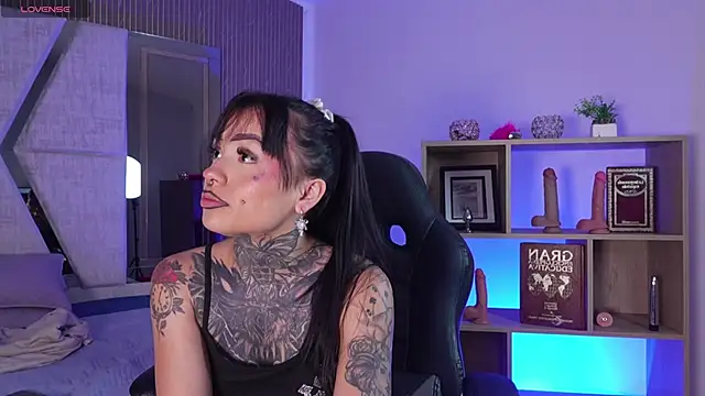 Snapshot of CleeoAdams_ chatting on April 14, 2026, 5:23 am CleeoAdams online show from April 14, 2026, 5:23 am