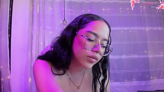 Renaxi Smith online show from March 17, 2025, 10:51 pm