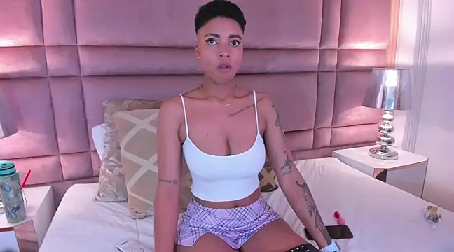 Snapshot of LuciaWallace chatting on February 18, 2025, 3:42 am LuciaWallace online show from February 18, 2025, 3:42 am