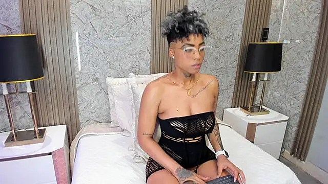 Snapshot of LuciaWallace chatting on February 17, 2026, 11:35 pm LuciaWallace online show from February 17, 2026, 11:35 pm