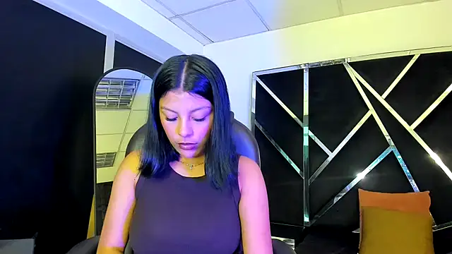 Salmaportman69 online show from October 23, 2025, 2:32 am