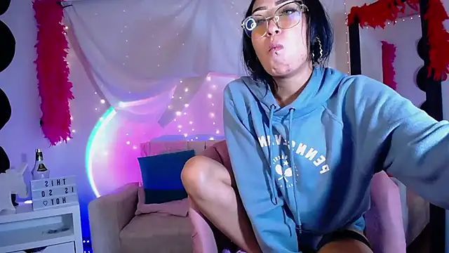 victoria ricci a online show from March 18, 2025, 6:50 am