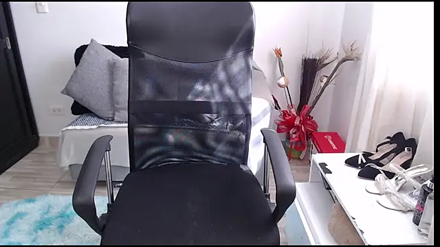 Snapshot of avis_lara chatting on April 24, 2026, 7:27 pm avis lara online show from April 24, 2026, 7:27 pm