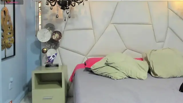 Aitana Hilton  online show from November 6, 2025, 11:36 am