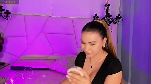 Aitana Hilton  online show from October 11, 2025, 11:55 am