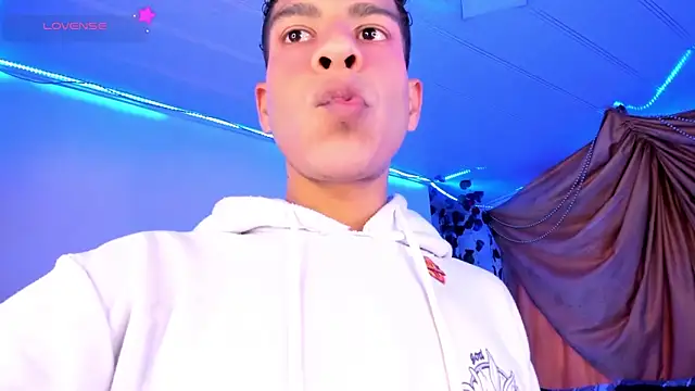 Snapshot of Ethan_Boyy chatting on November 29, 2025, 10:10 pm Ethan Boyy online show from November 29, 2025, 10:10 pm