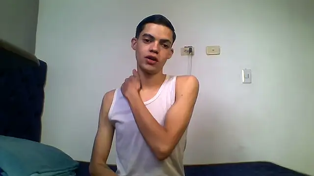 Snapshot of Latinos_2001 chatting on July 21, 2026, 2:07 pm Latinos 2001 online show from July 21, 2026, 2:07 pm