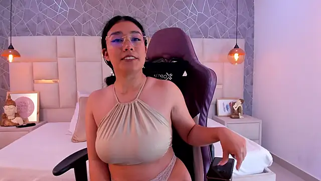 Snapshot of Tamara_palacios chatting on March 5, 2025, 2:56 pm Tamara palacios online show from March 5, 2025, 2:56 pm