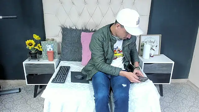 Jm Hot  online show from March 18, 2025, 8:05 pm