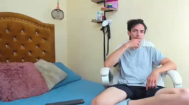 Snapshot of Uzcategui_addams chatting on January 15, 2025, 12:25 pm Uzcategui addams online show from January 15, 2025, 12:25 pm