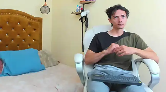 Snapshot of Uzcategui_addams chatting on January 14, 2025, 2:43 pm Uzcategui addams online show from January 14, 2025, 2:43 pm