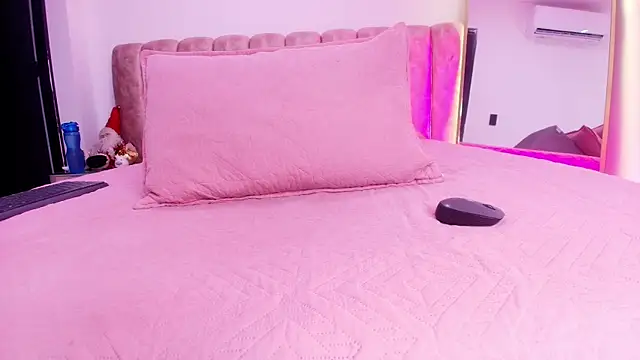 Auroraa miller online show from December 18, 2025, 11:58 am