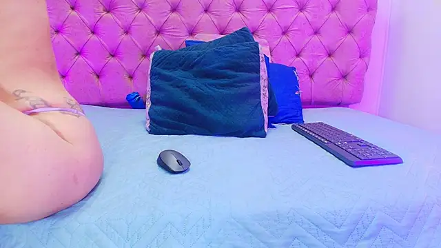 Snapshot of Auroraa_miller chatting on September 18, 2025, 11:57 am Auroraa miller online show from September 18, 2025, 11:57 am